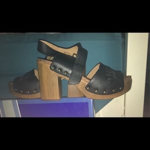 Comfy Black Open-toe Sandal